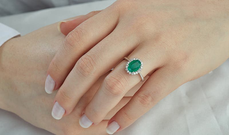 Green Stone Rings: The Touch of Color Your Outfit Needs