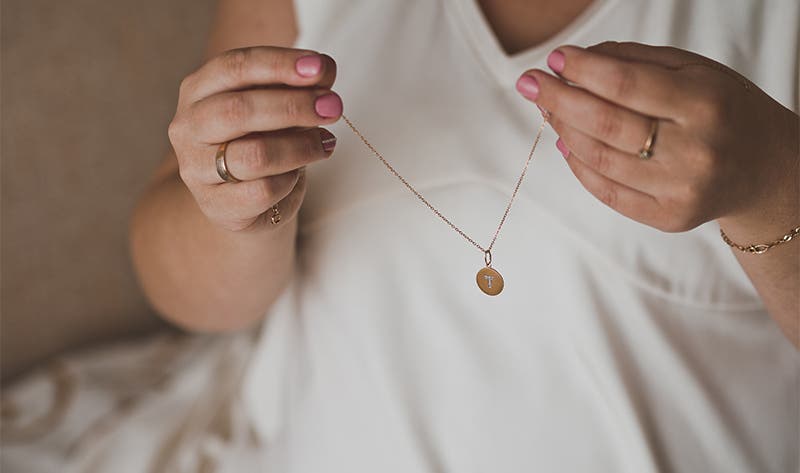 How to Untangle a Necklace Without Saying Goodbye to Your Sanity
